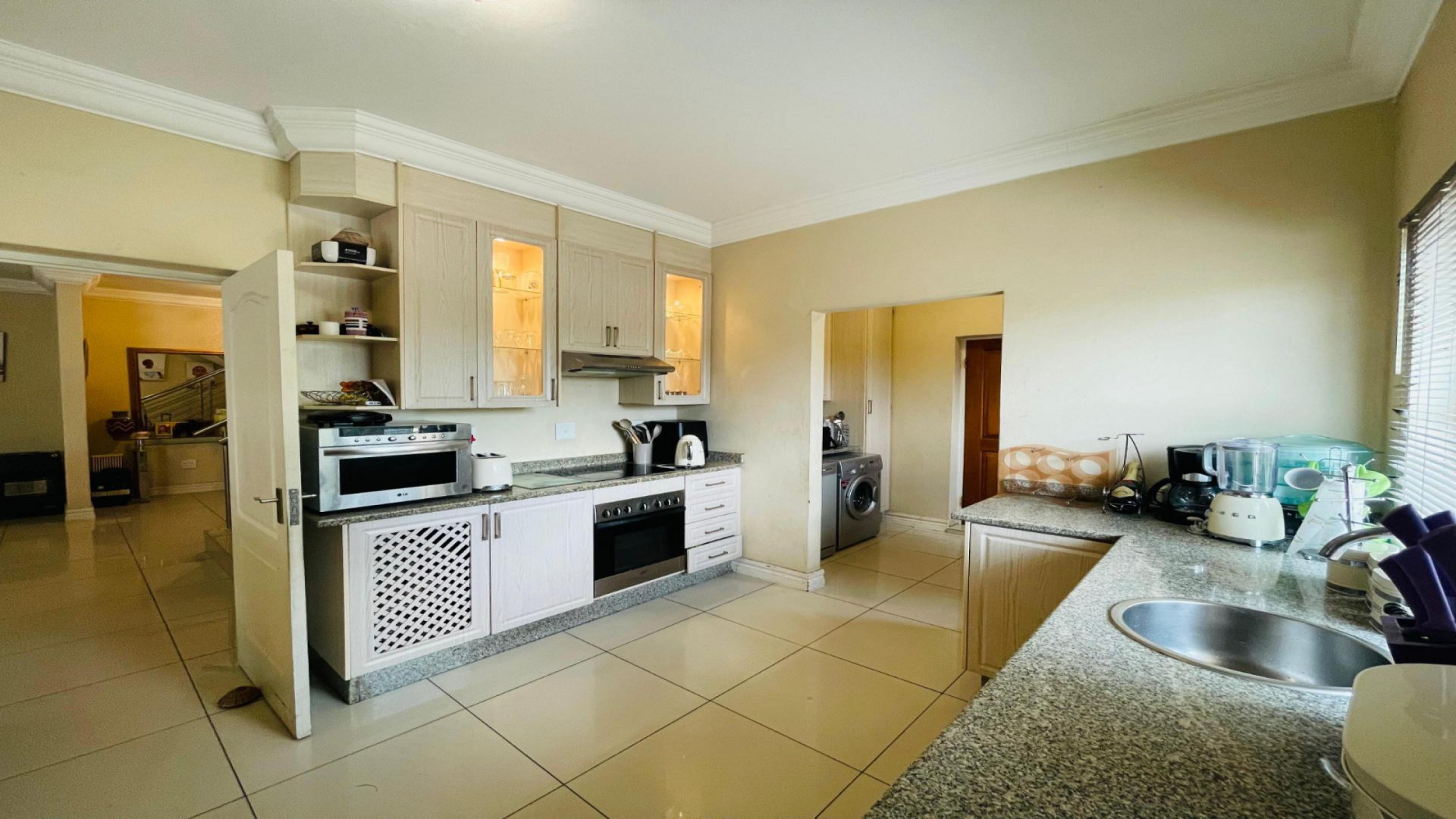 Kitchen of property in Sagewood