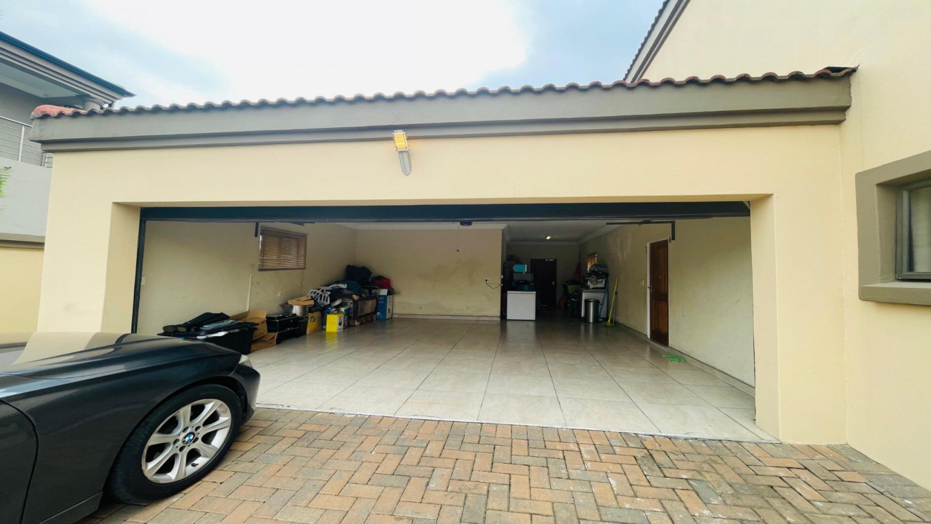 Garage of property in Sagewood