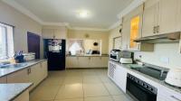 Kitchen of property in Sagewood