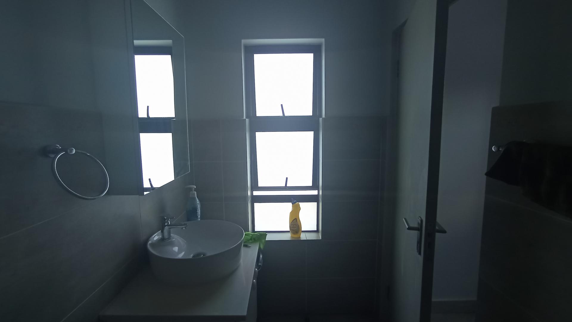 Bathroom 1 - 6 square meters of property in Rua Vista