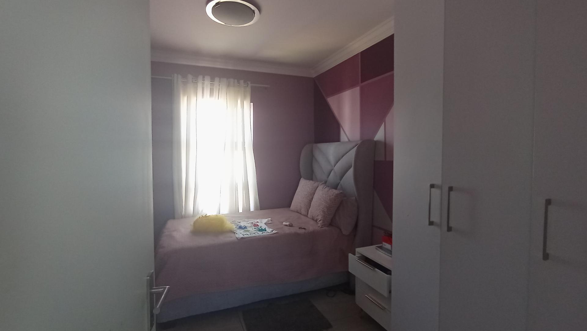 Bed Room 2 - 10 square meters of property in Rua Vista