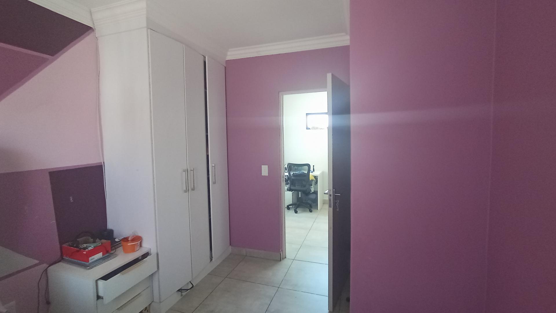 Bed Room 2 - 10 square meters of property in Rua Vista
