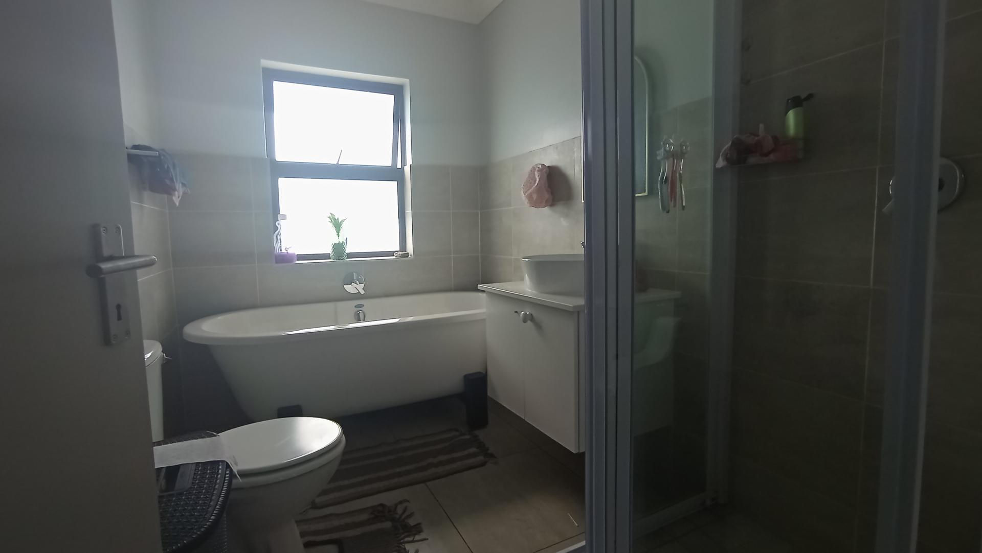 Bathroom 2 - 7 square meters of property in Rua Vista