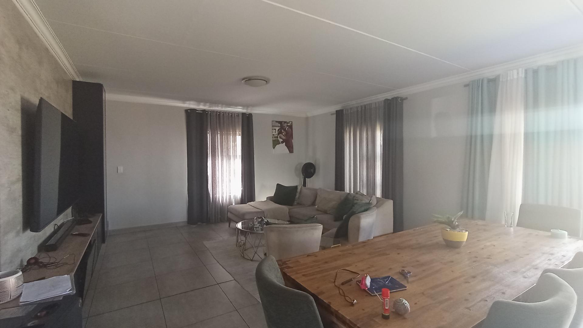 Lounges - 22 square meters of property in Rua Vista