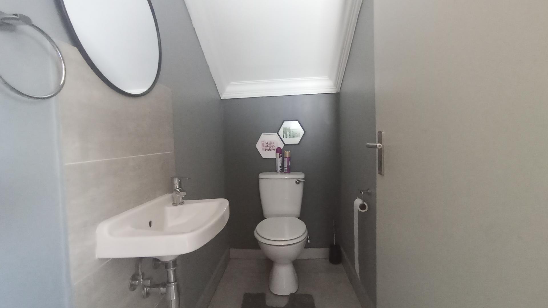 Bathroom 3+ - 4 square meters of property in Rua Vista