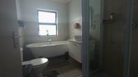 Bathroom 2 - 7 square meters of property in Rua Vista