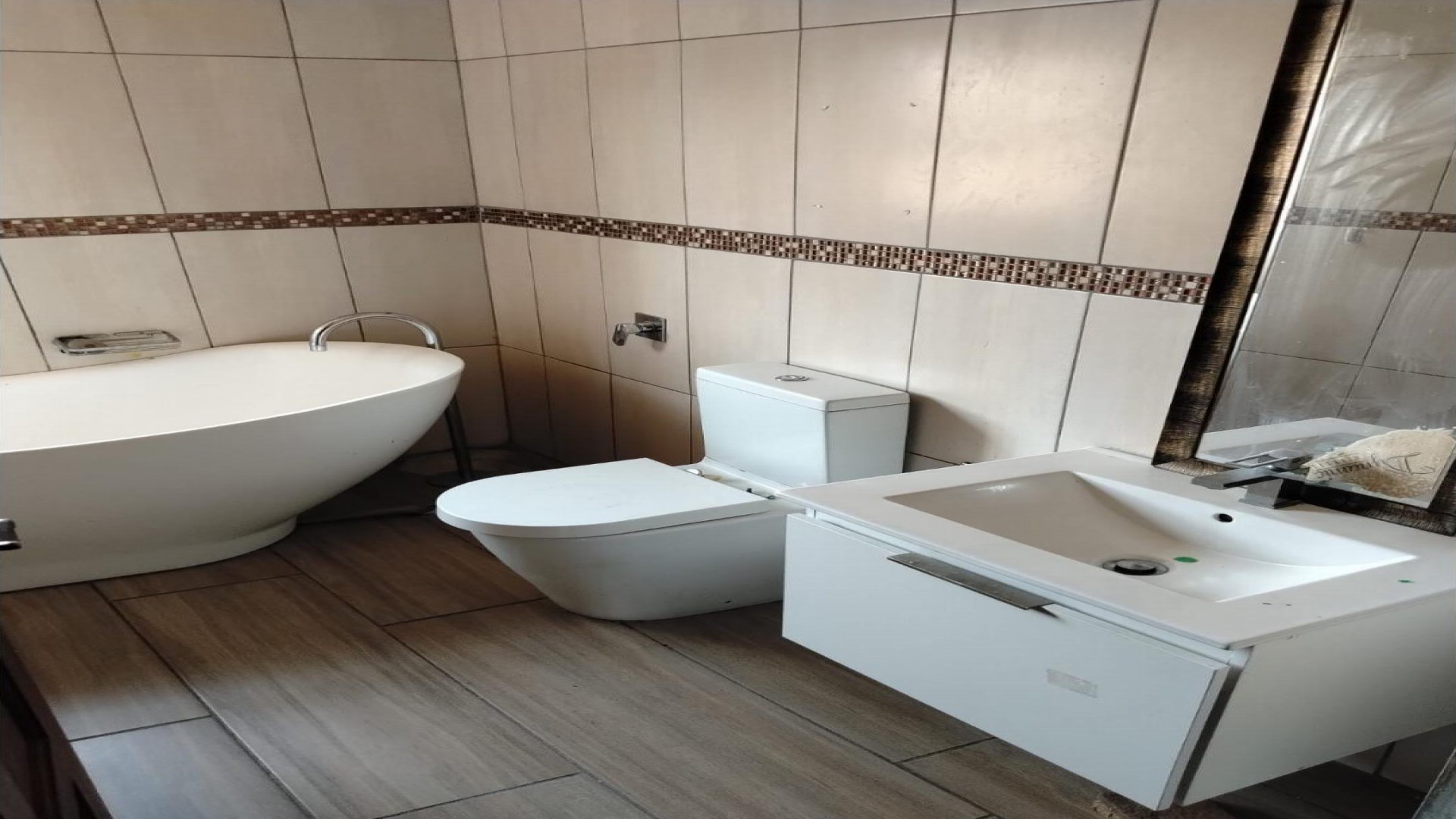 Bathroom 1 of property in Stonehenge