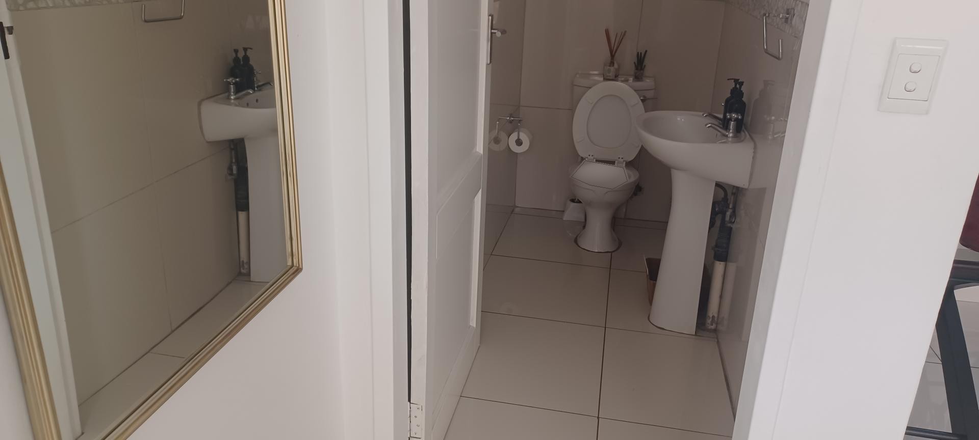 Bathroom 1 of property in Beverley