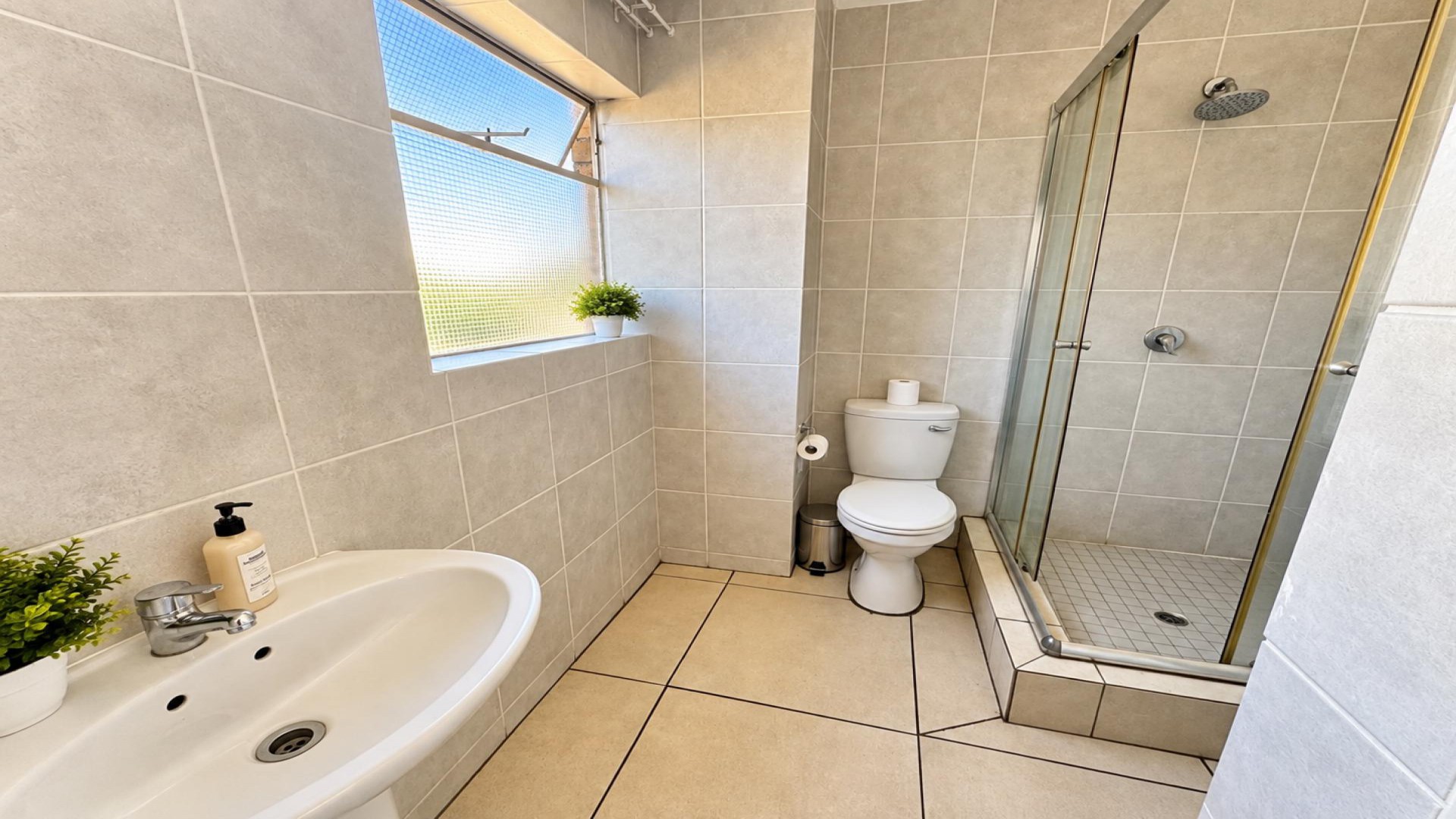 Bathroom 2 of property in Honey Park