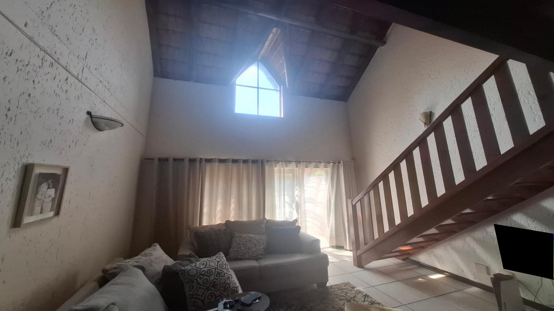 Lounges of property in Lone Hill