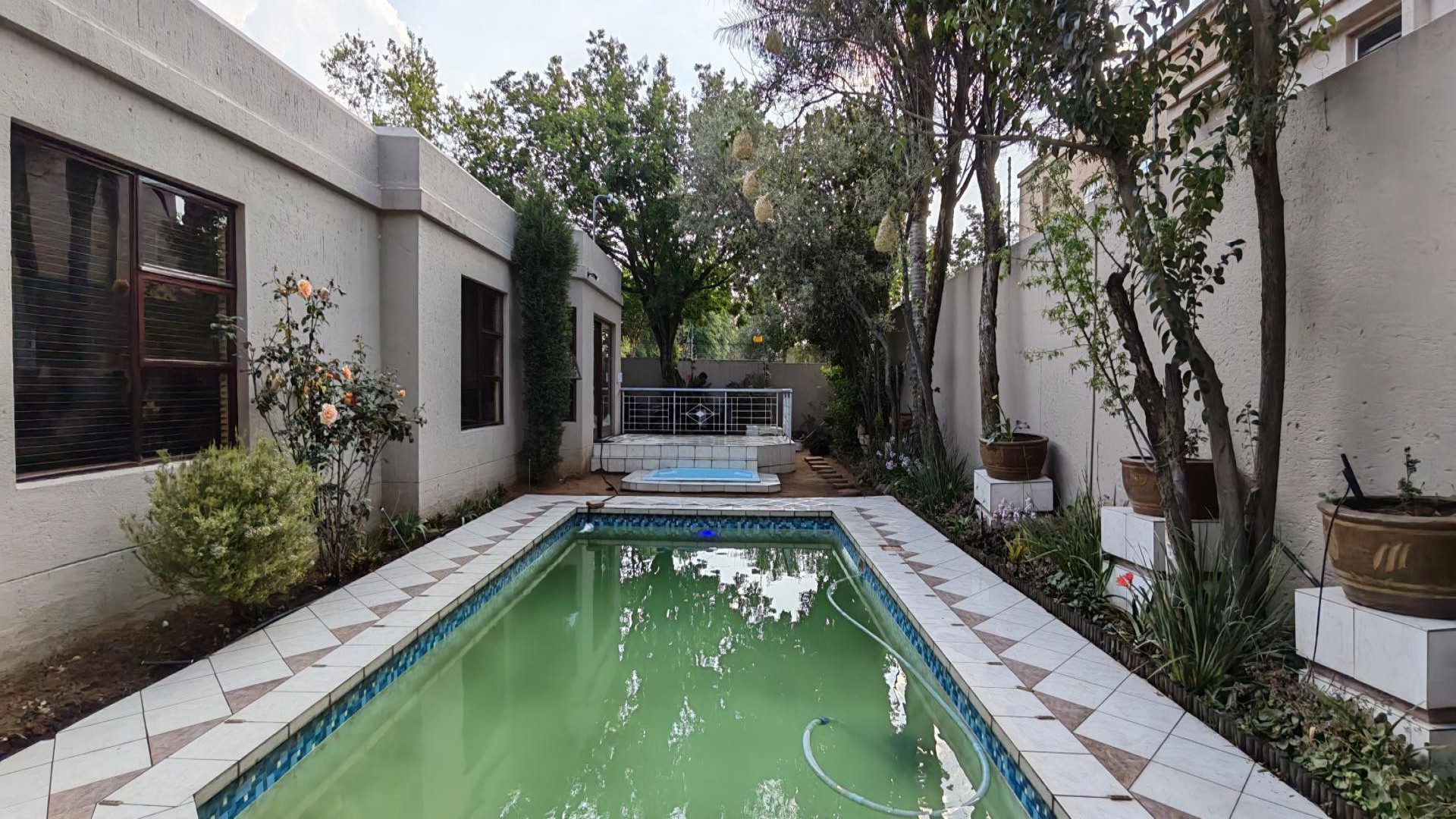 Swimming Pool of property in Sunninghill
