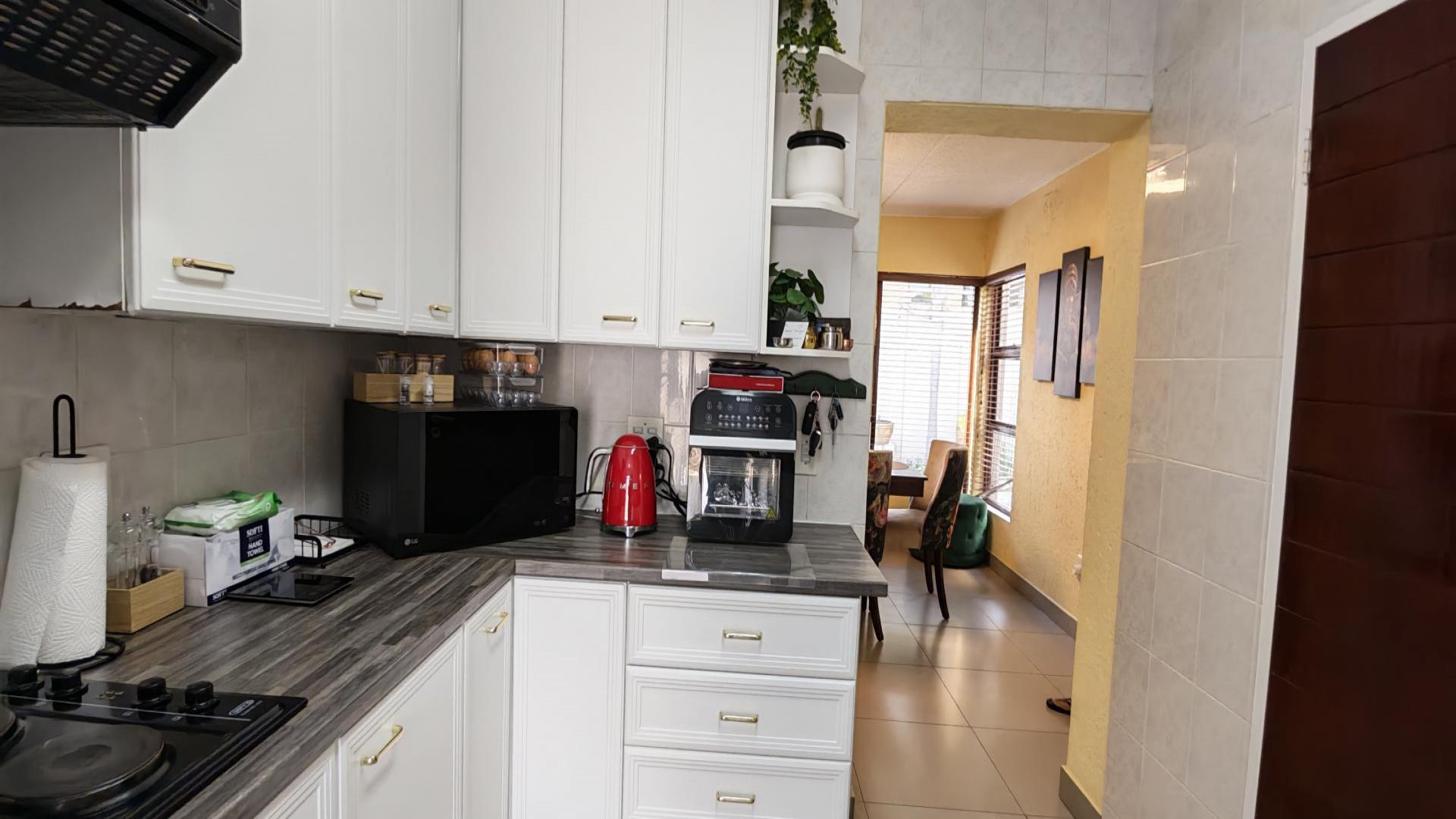 Kitchen of property in Sunninghill