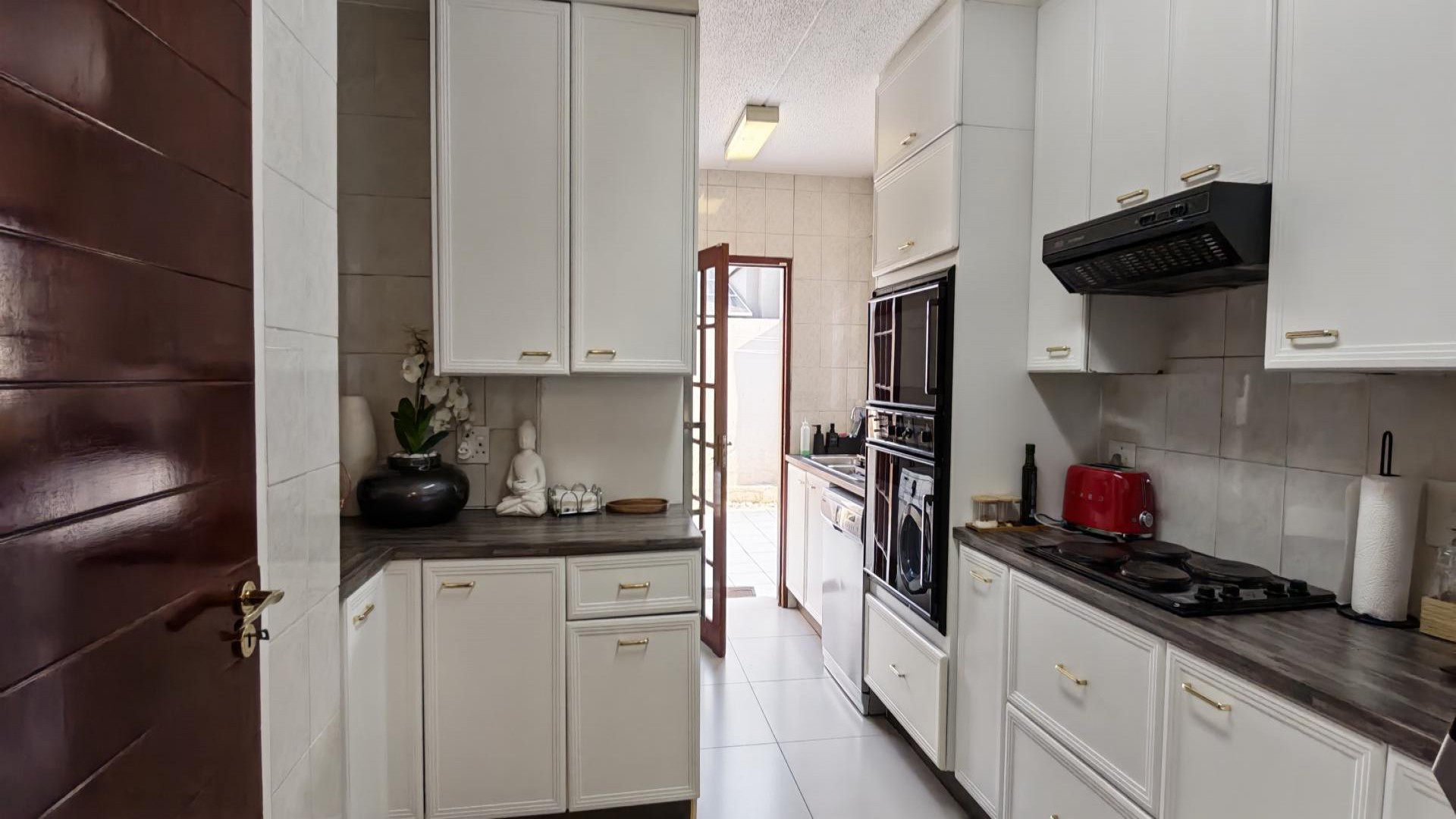 Kitchen of property in Sunninghill