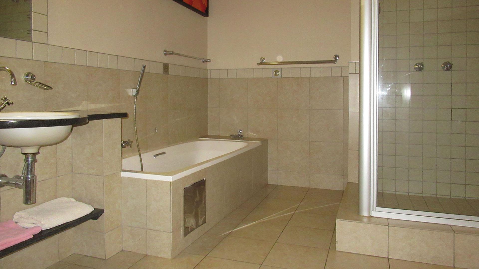 Main Bathroom - 11 square meters of property in Marshallstown