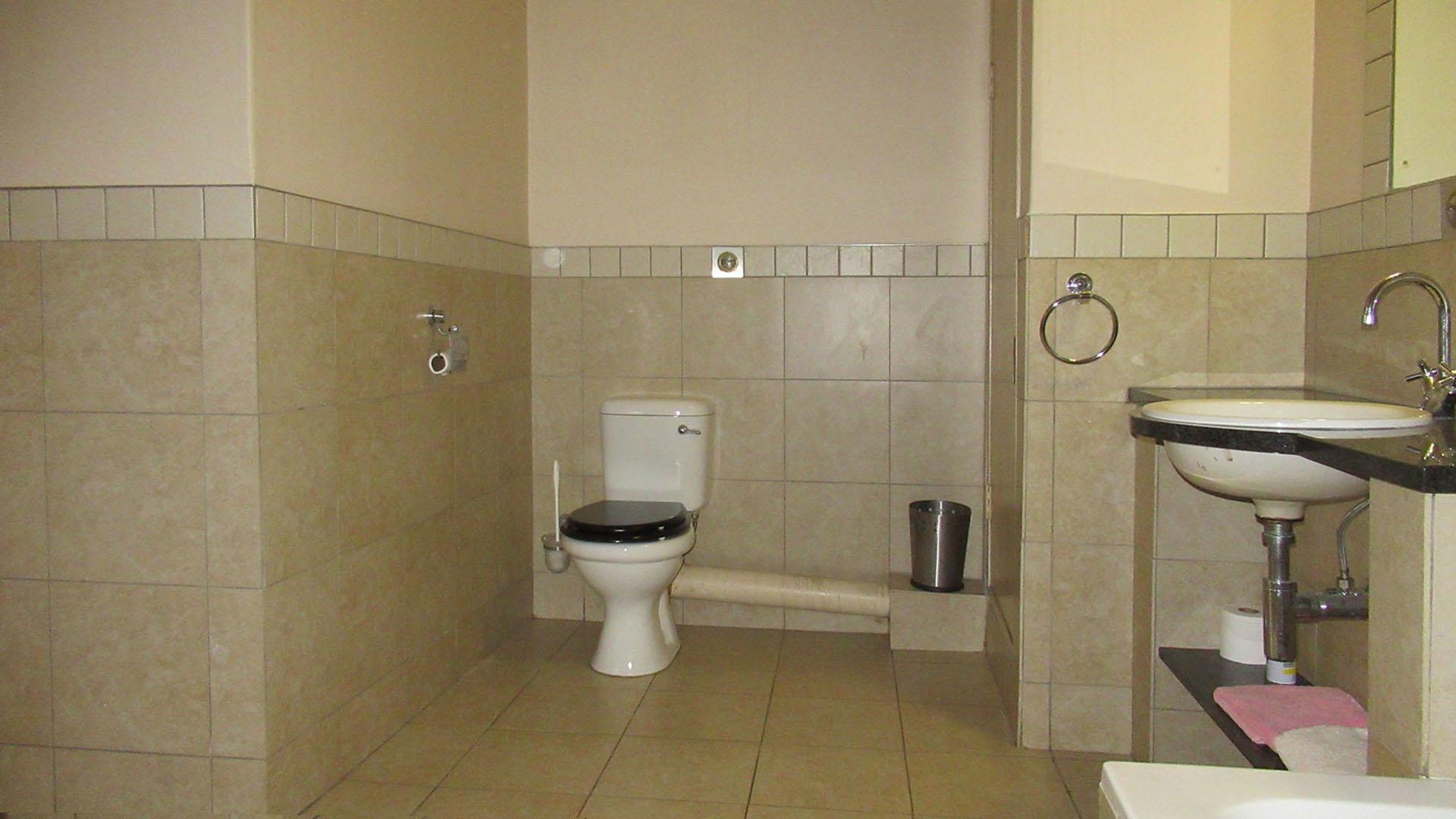 Main Bathroom - 11 square meters of property in Marshallstown