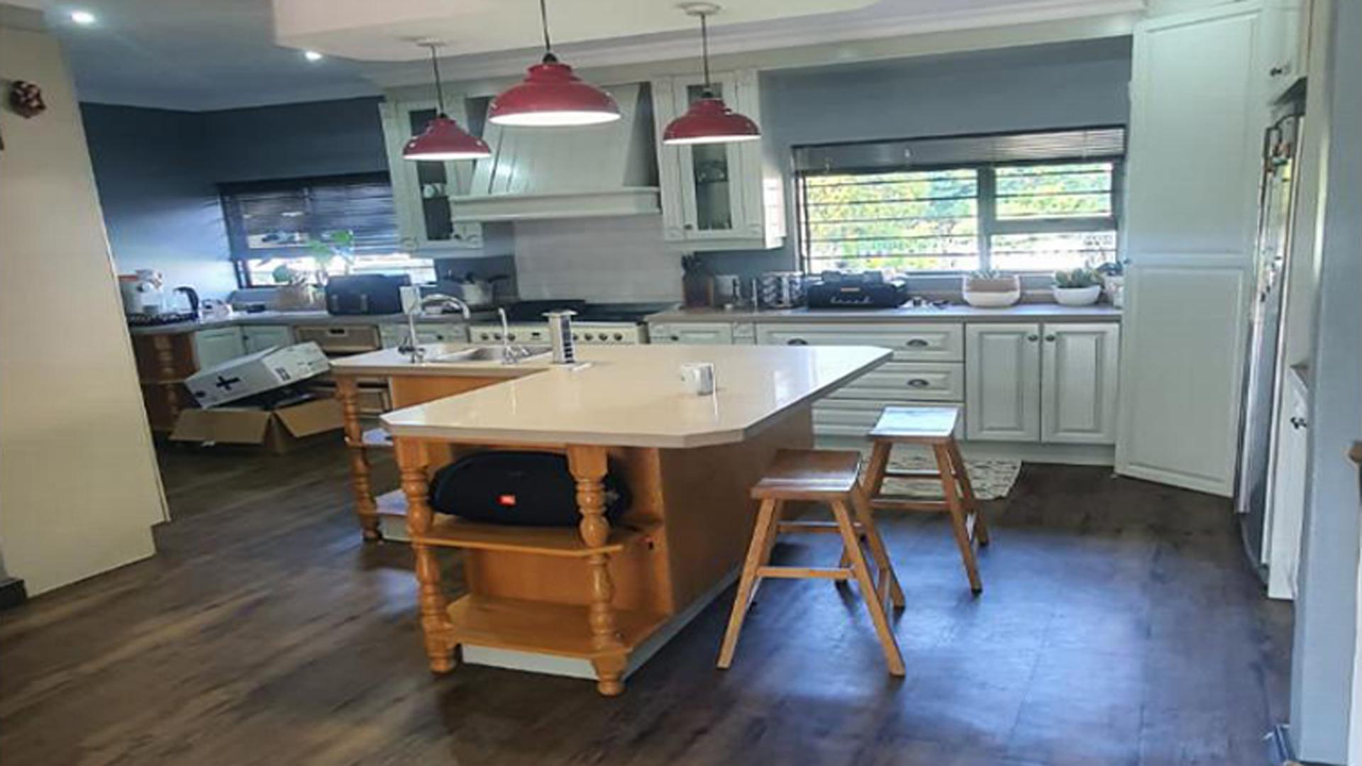 Kitchen of property in Melodie