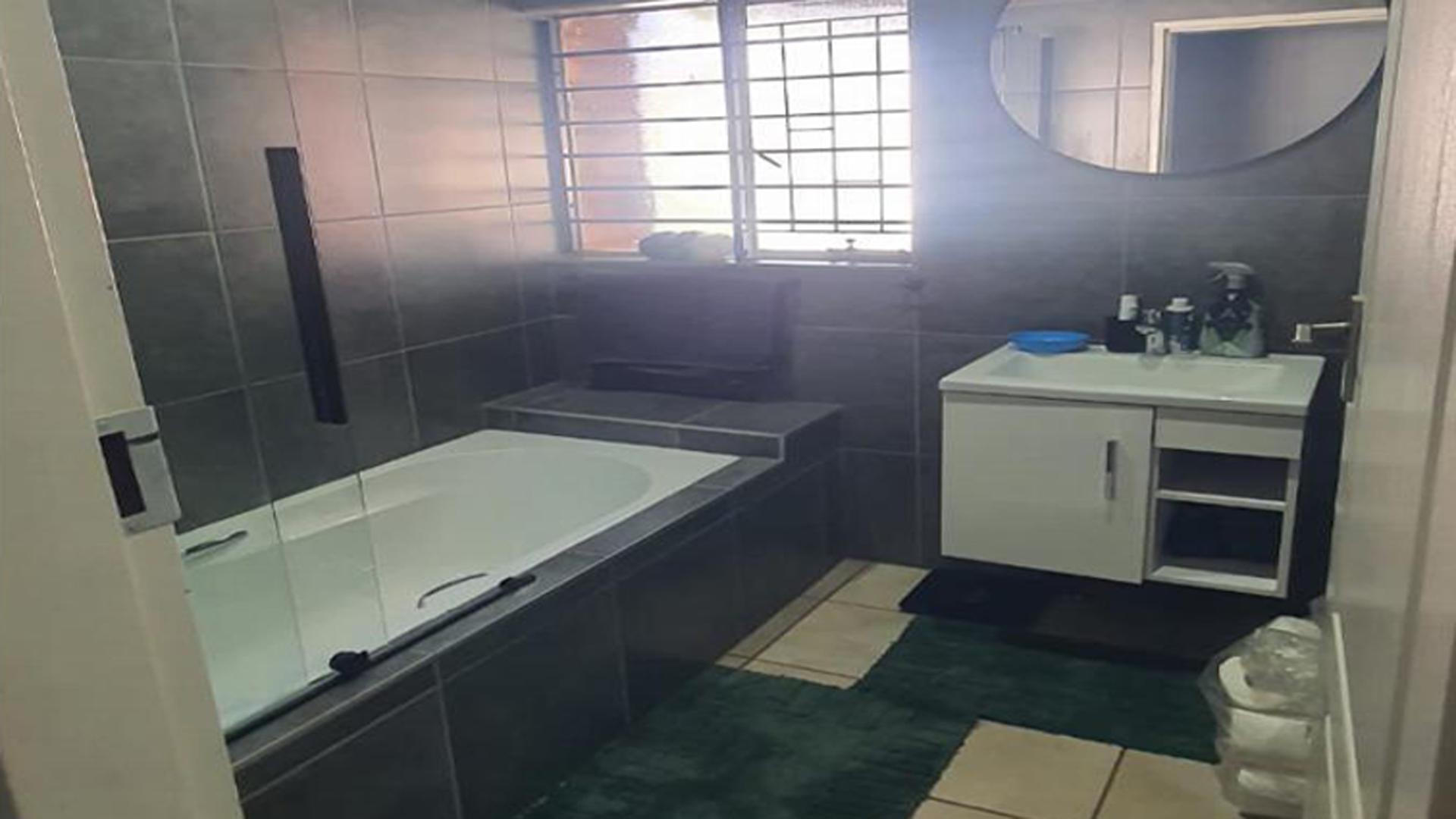 Bathroom 1 of property in Melodie