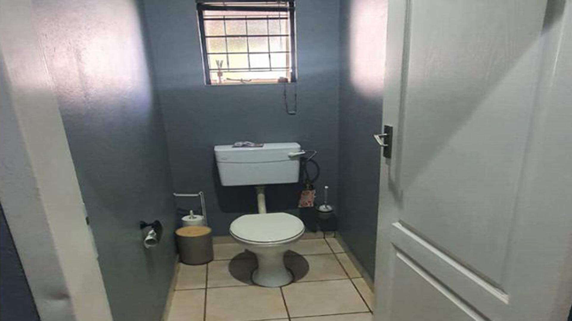 Bathroom 1 of property in Melodie