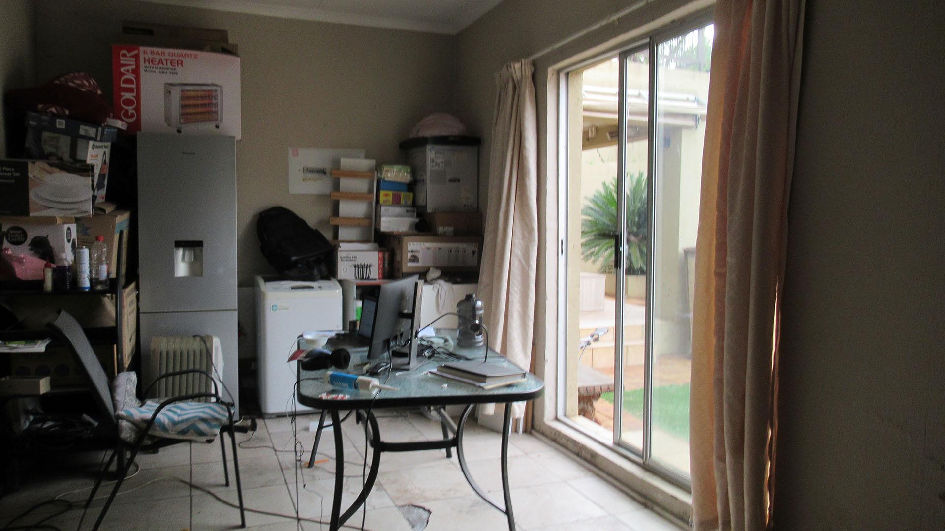 Garage - 34 square meters of property in Willowbrook