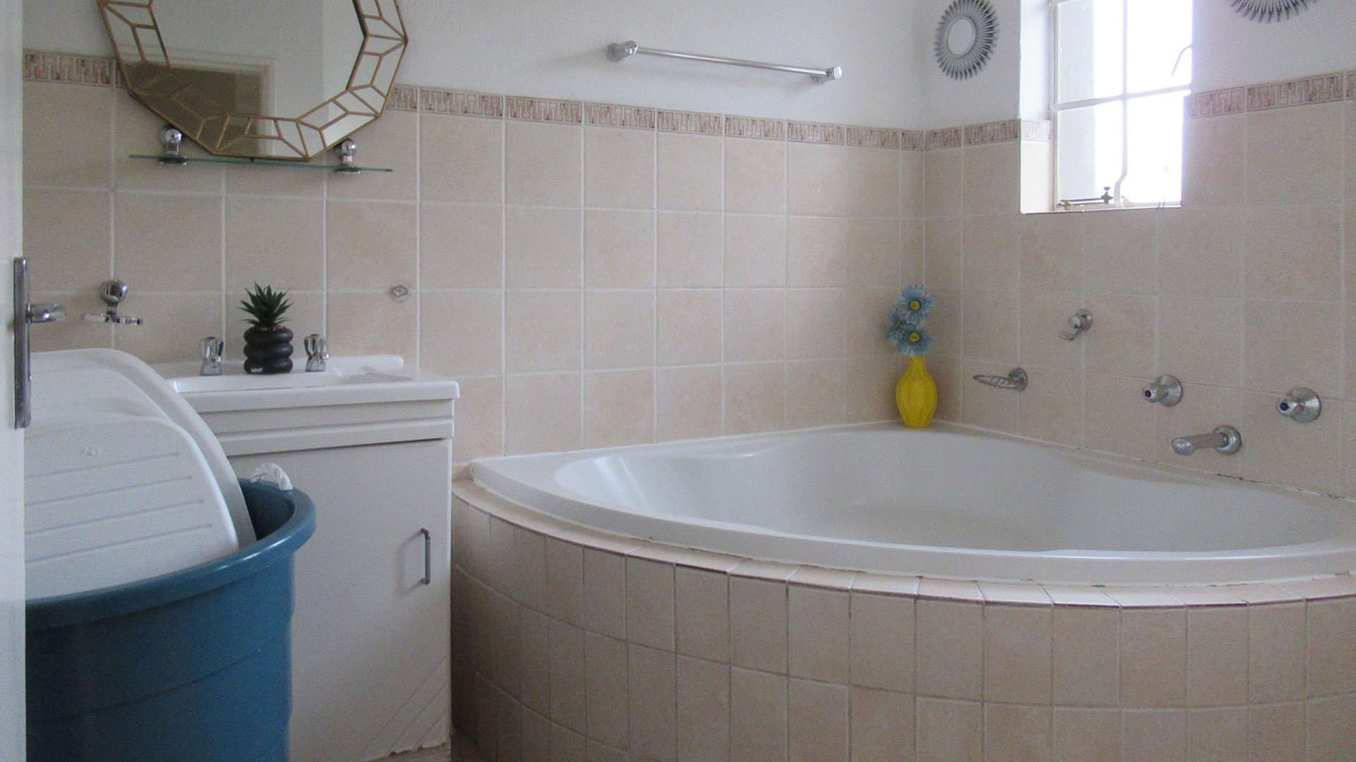 Bathroom 1 - 6 square meters of property in Willowbrook