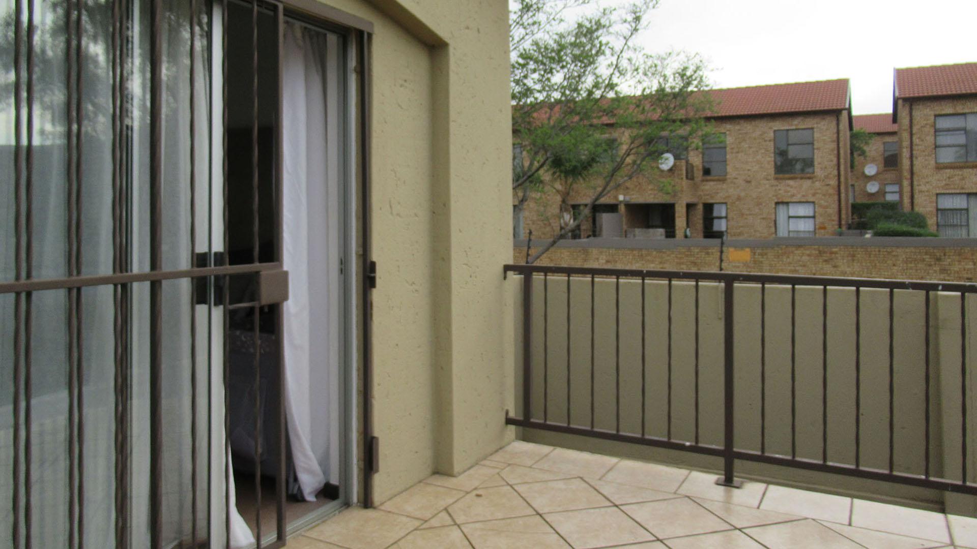 Balcony - 8 square meters of property in Willowbrook