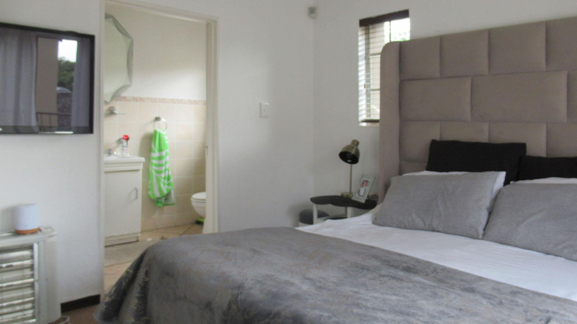 Main Bedroom - 16 square meters of property in Willowbrook