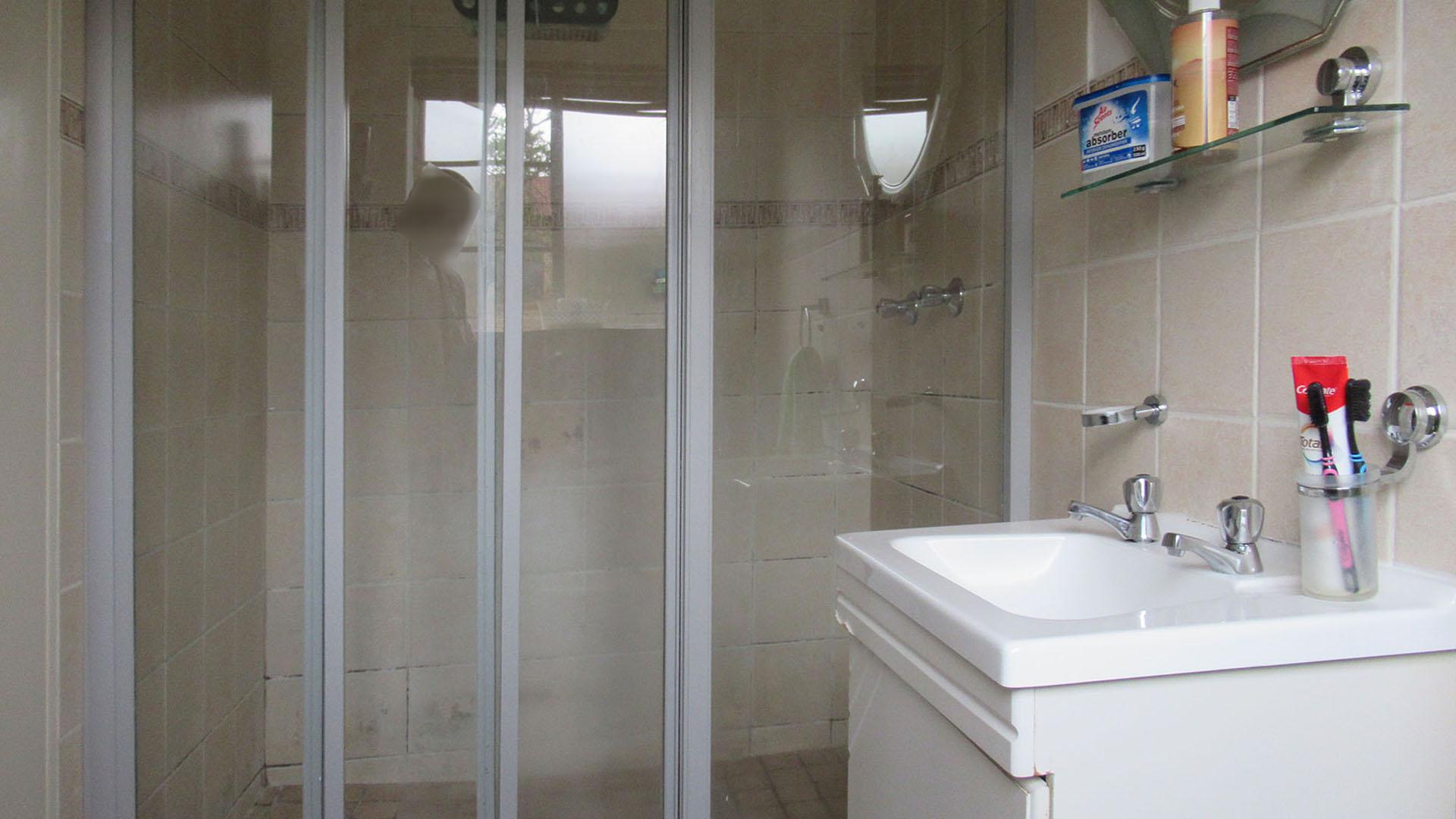 Main Bathroom - 5 square meters of property in Willowbrook