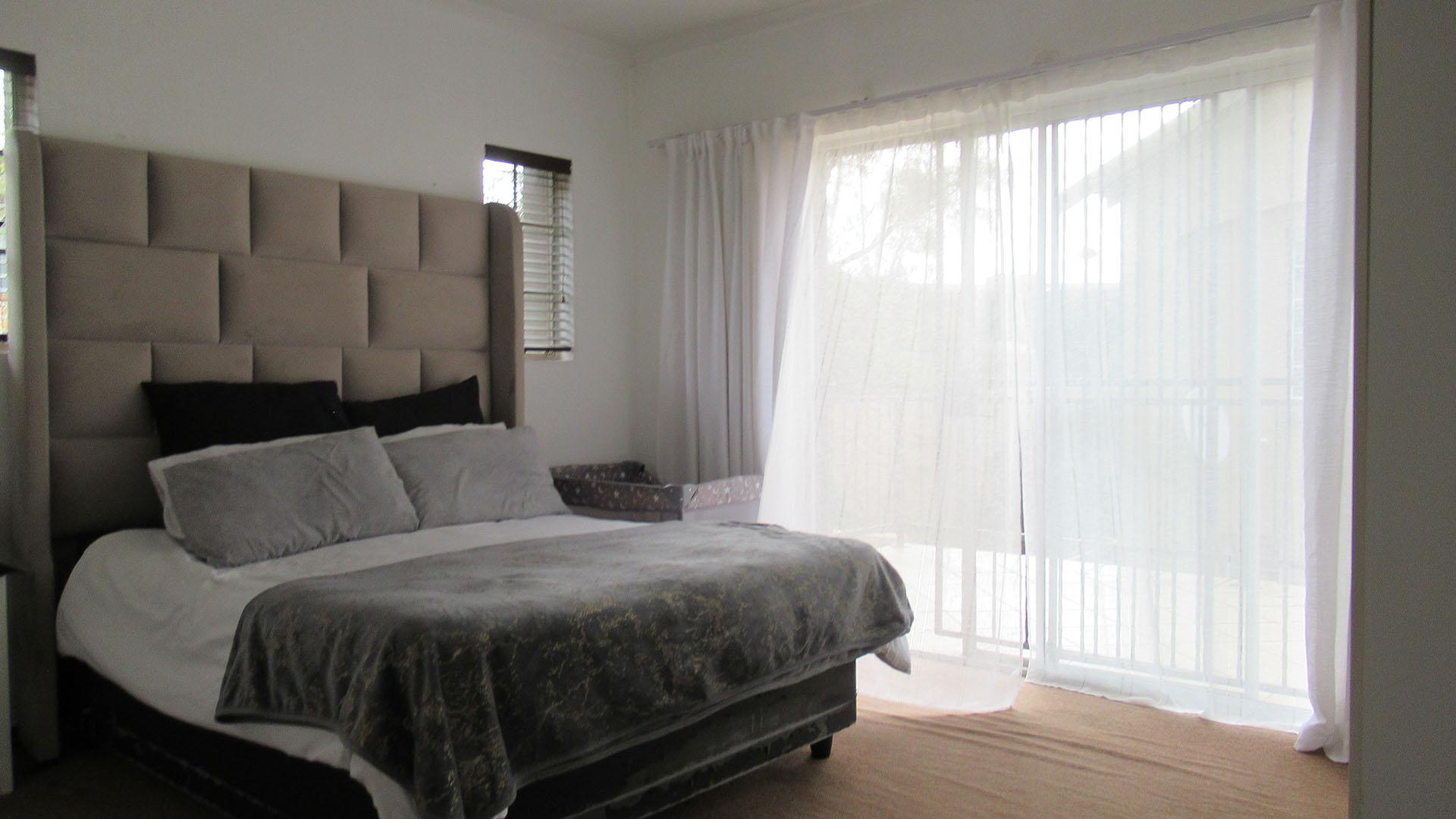 Main Bedroom - 16 square meters of property in Willowbrook