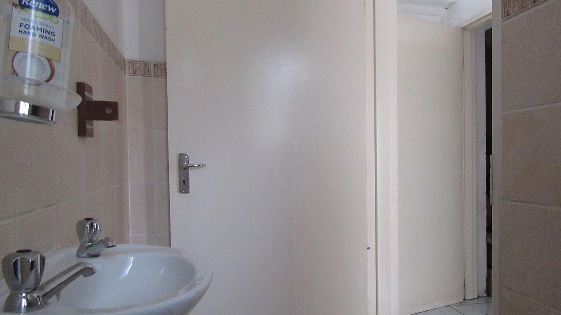 Guest Toilet - 2 square meters of property in Willowbrook