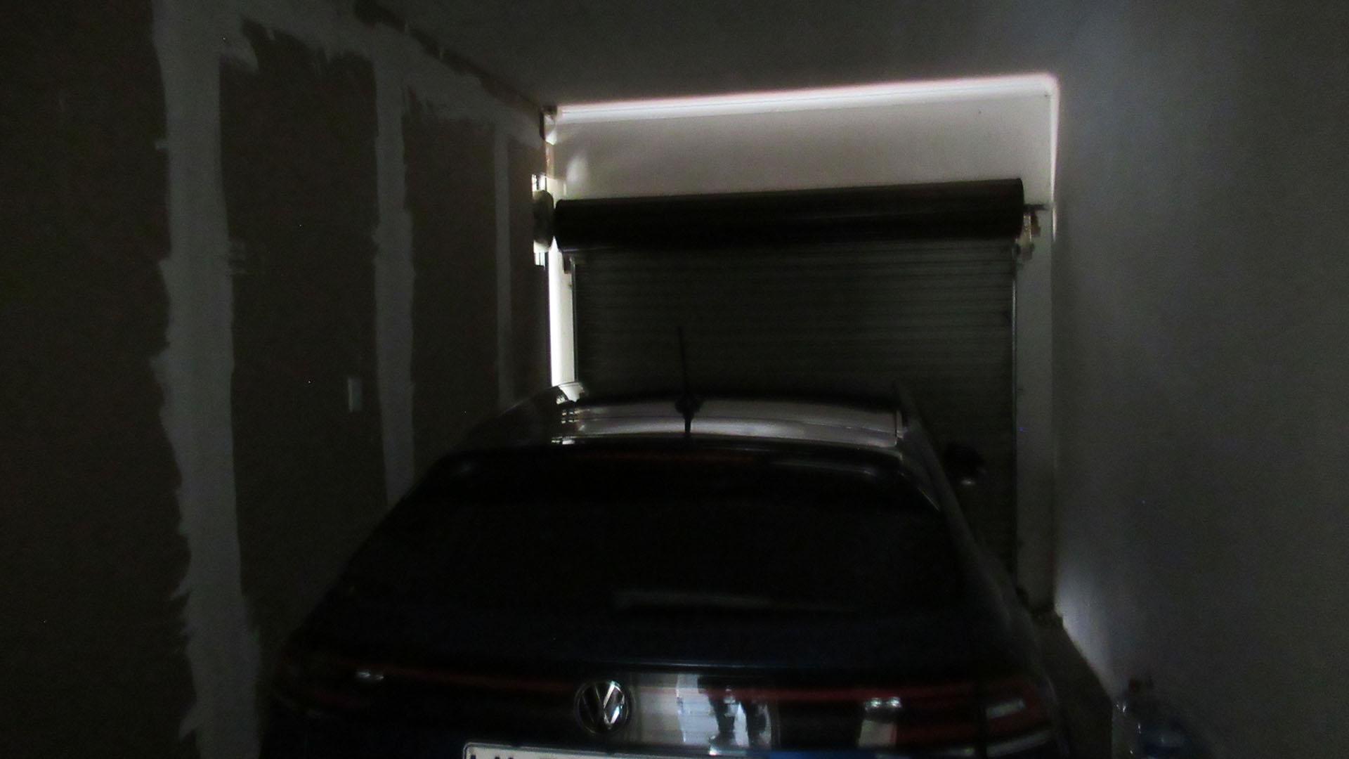Garage - 34 square meters of property in Willowbrook