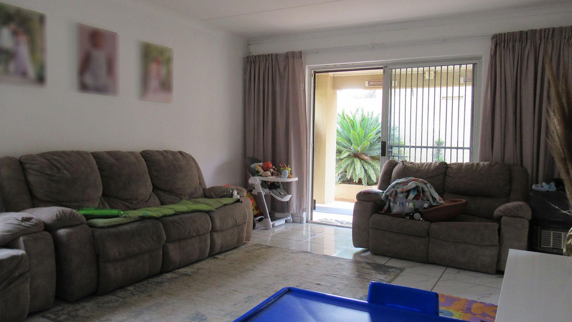 Lounges - 18 square meters of property in Willowbrook