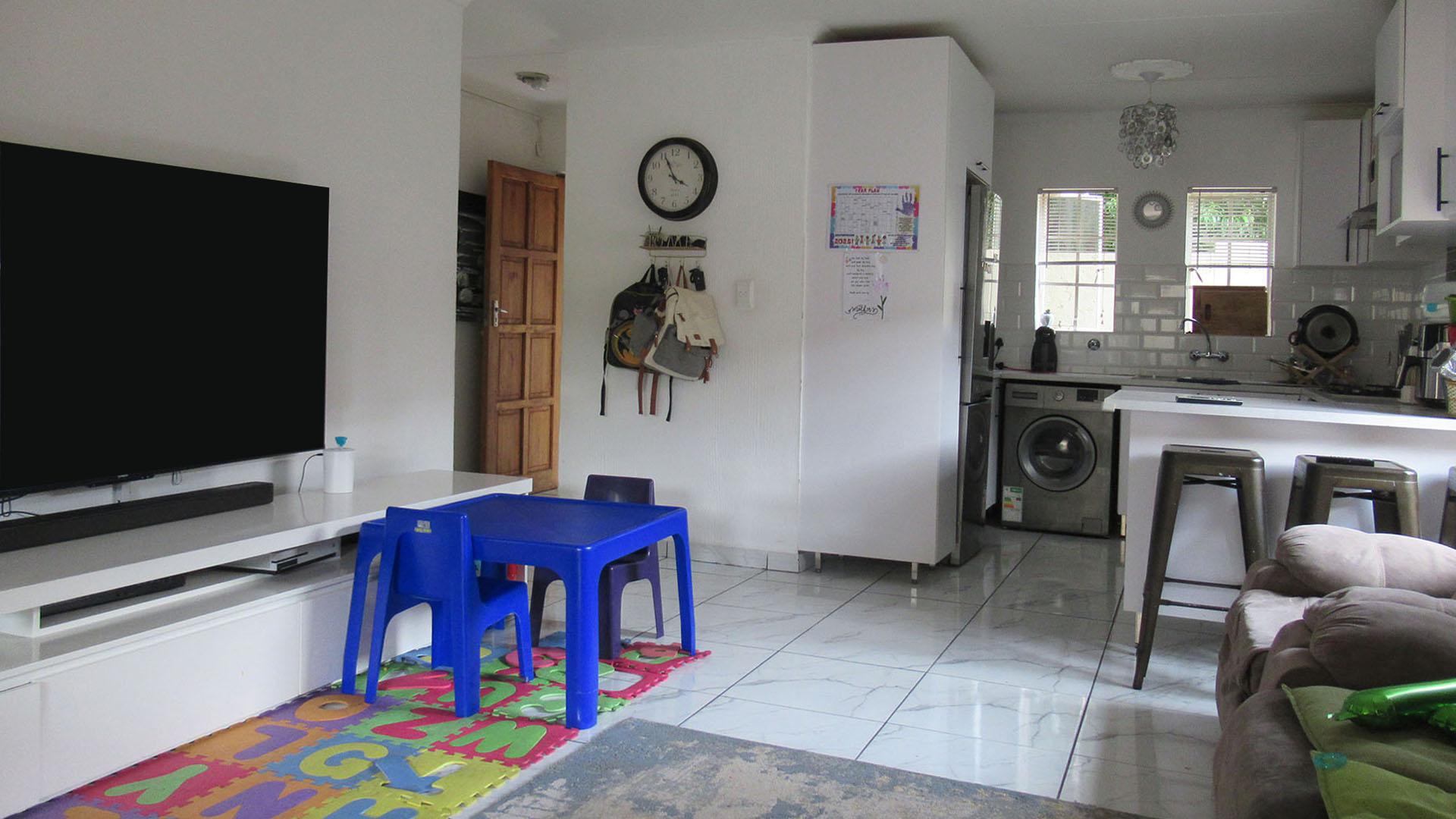Lounges - 18 square meters of property in Willowbrook