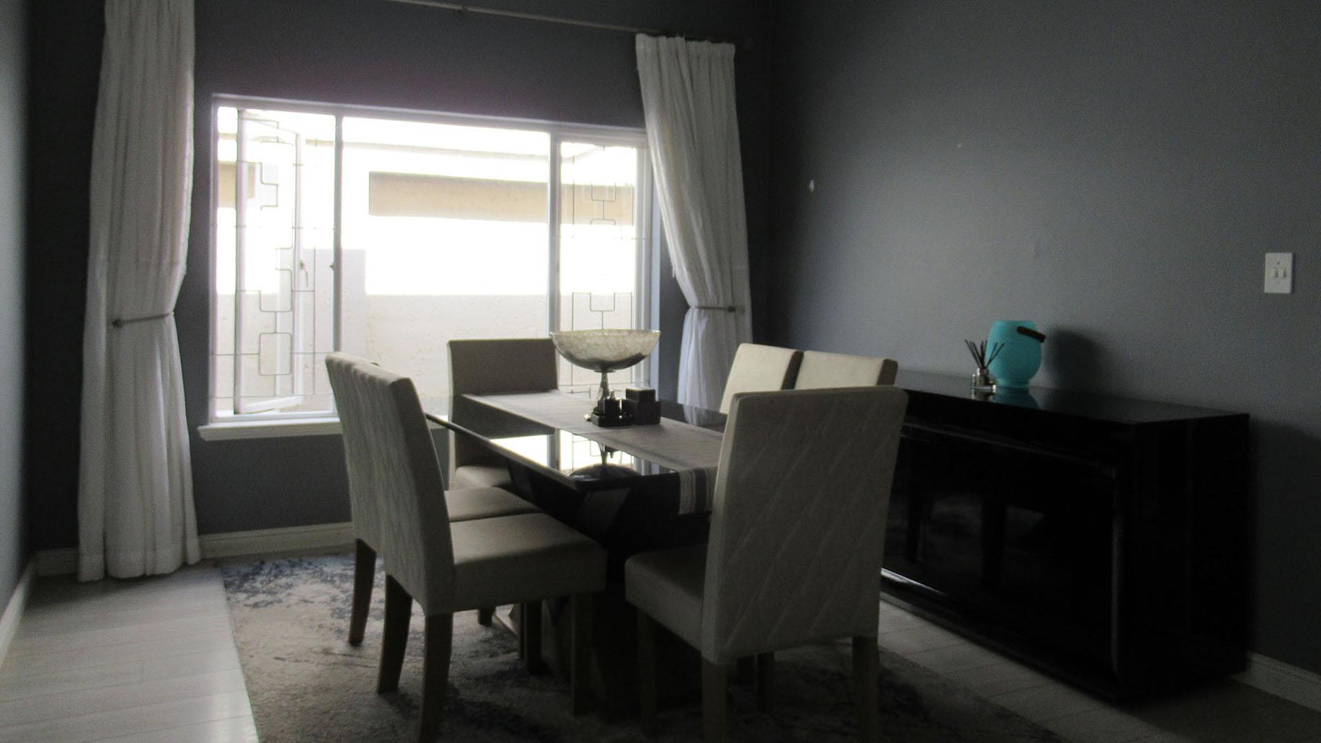 Dining Room - 11 square meters of property in Lone Hill