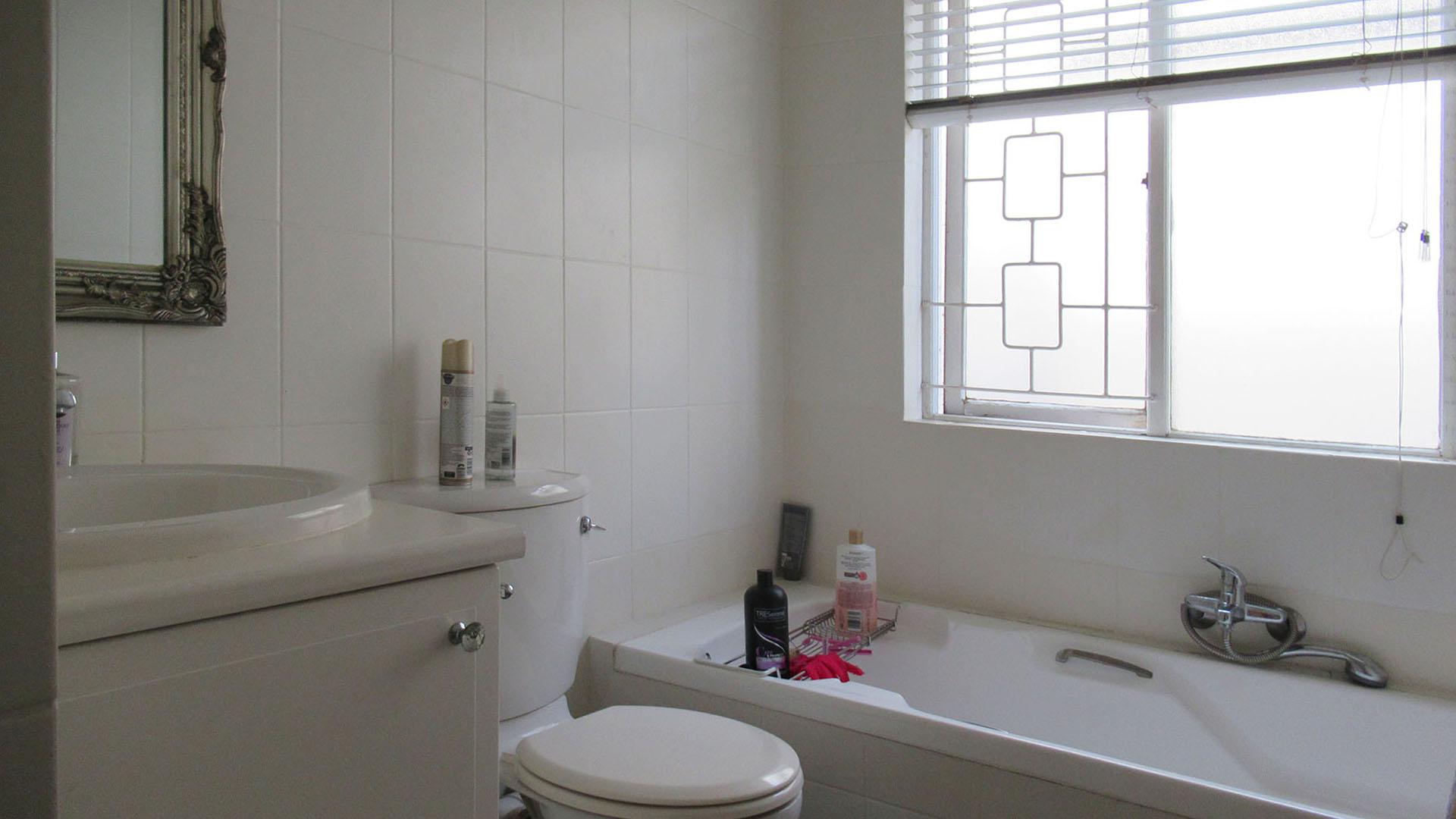 Bathroom 1 - 5 square meters of property in Lone Hill