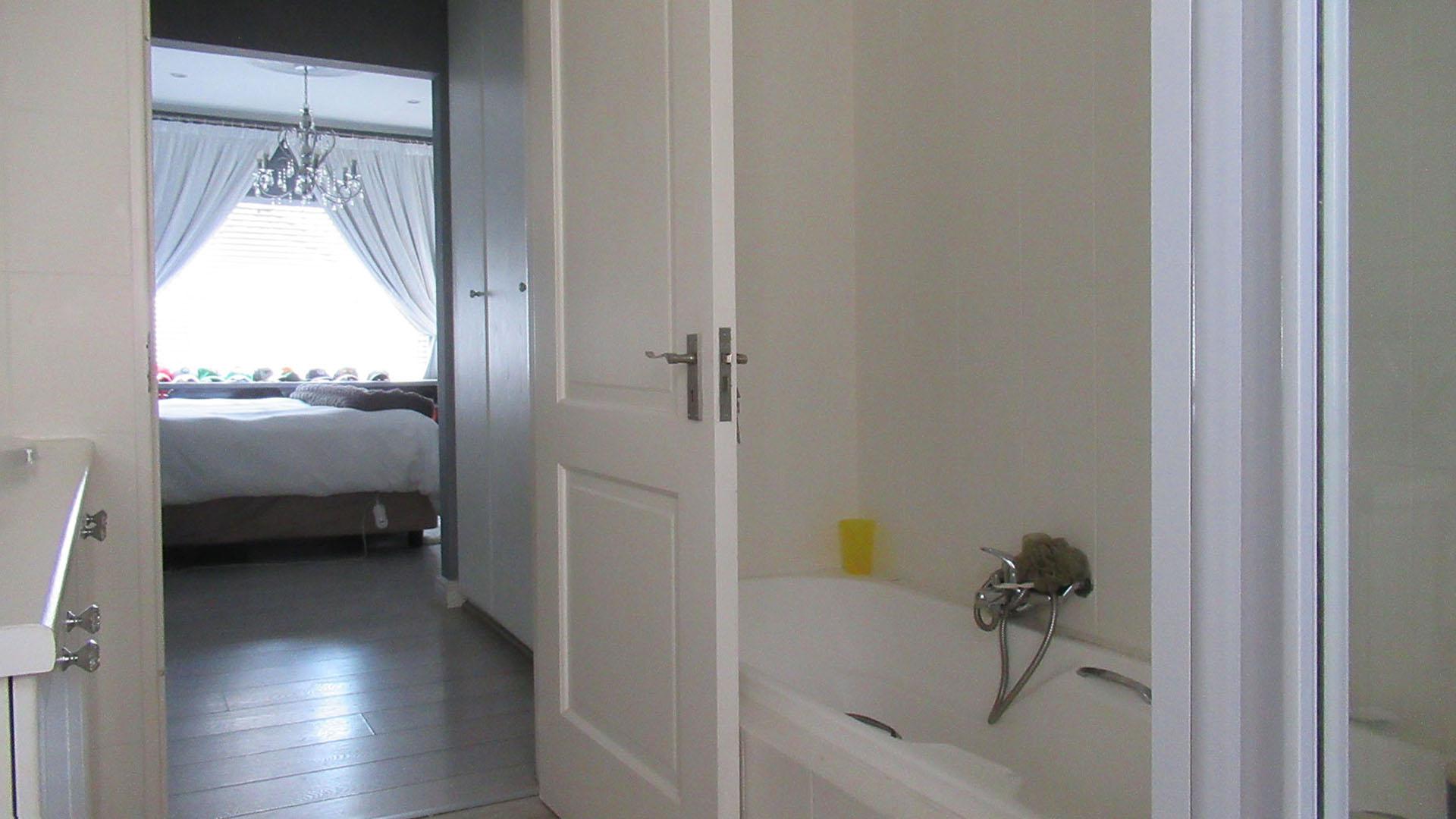 Main Bathroom - 6 square meters of property in Lone Hill