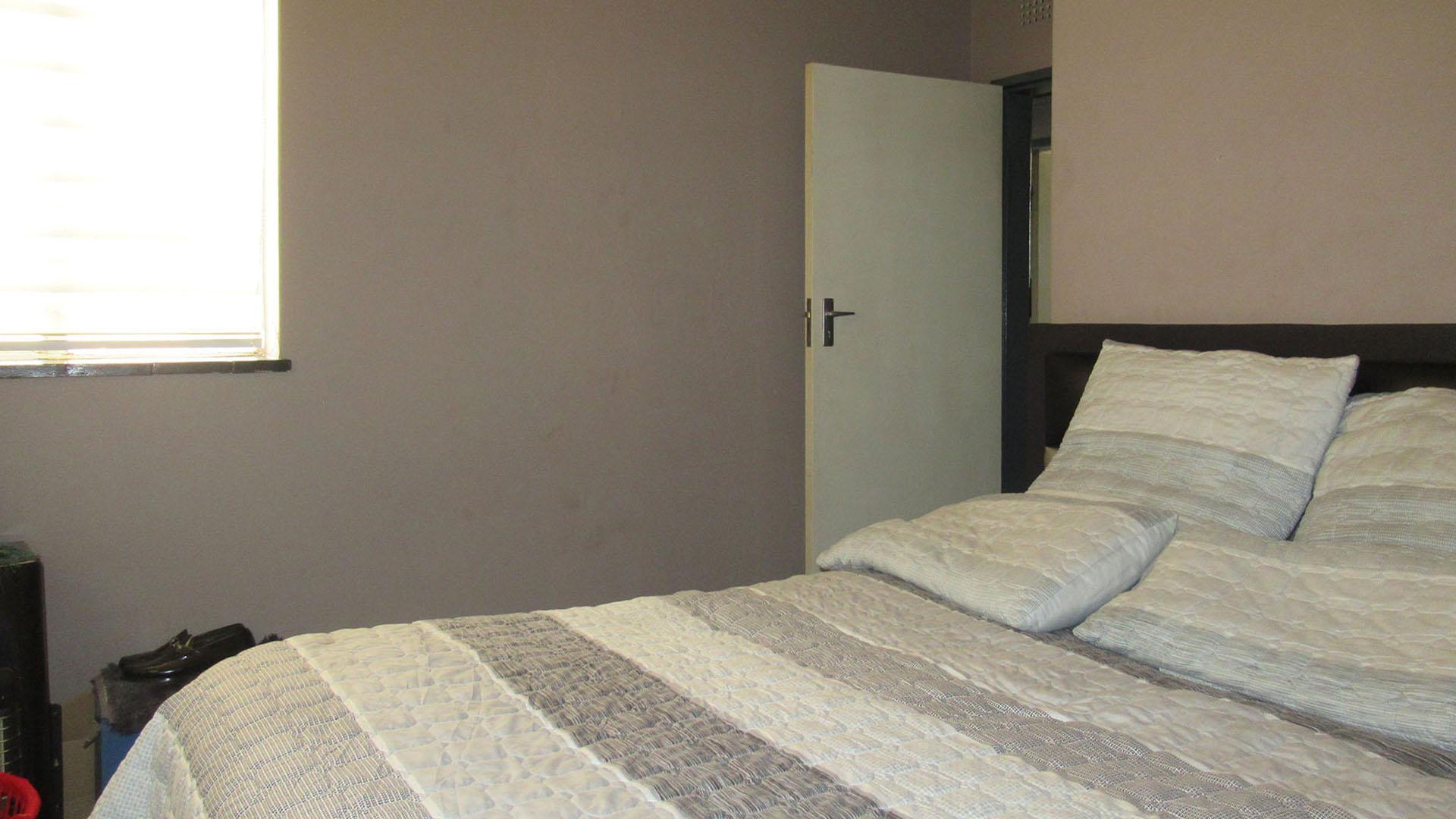 Bed Room 1 - 13 square meters of property in Florida