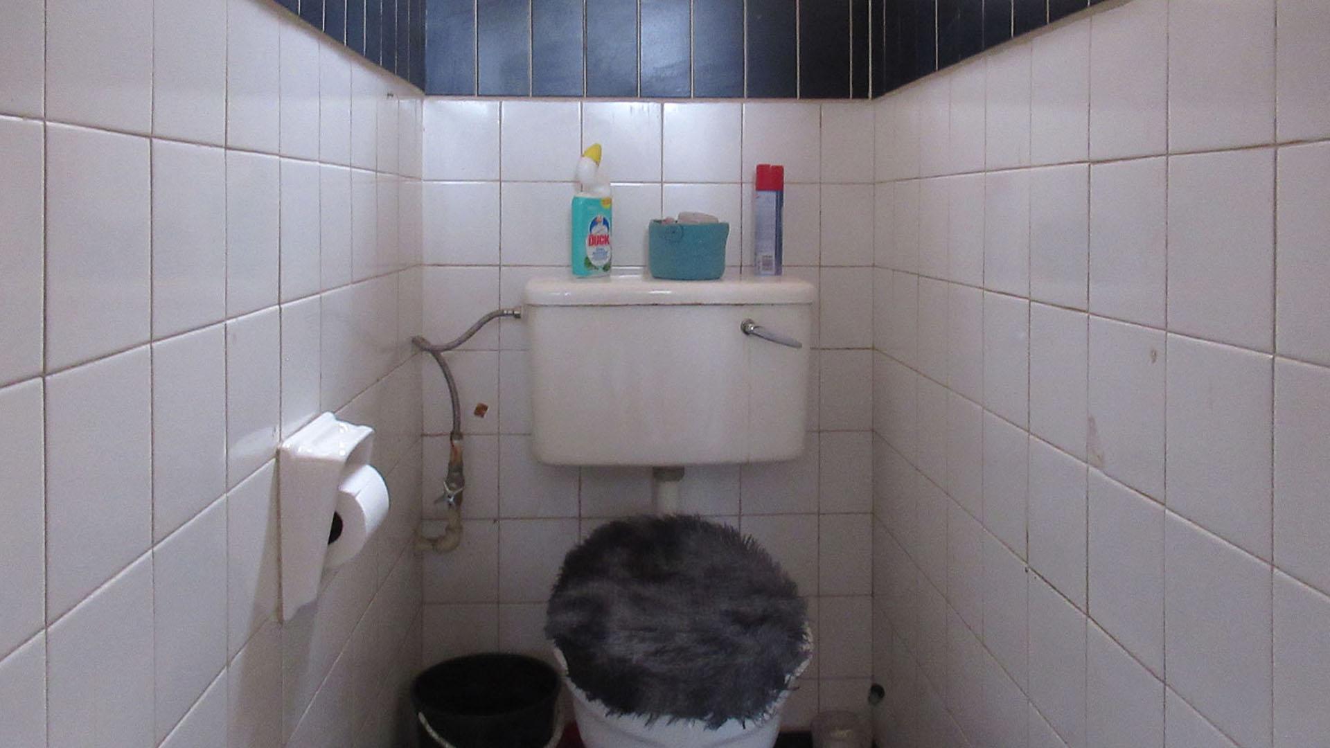 Bathroom 1 - 3 square meters of property in Florida