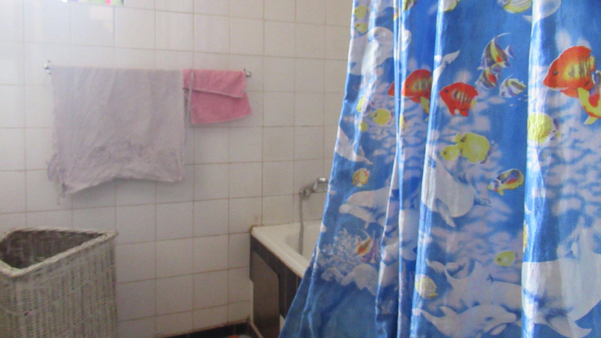 Bathroom 2 - 4 square meters of property in Florida