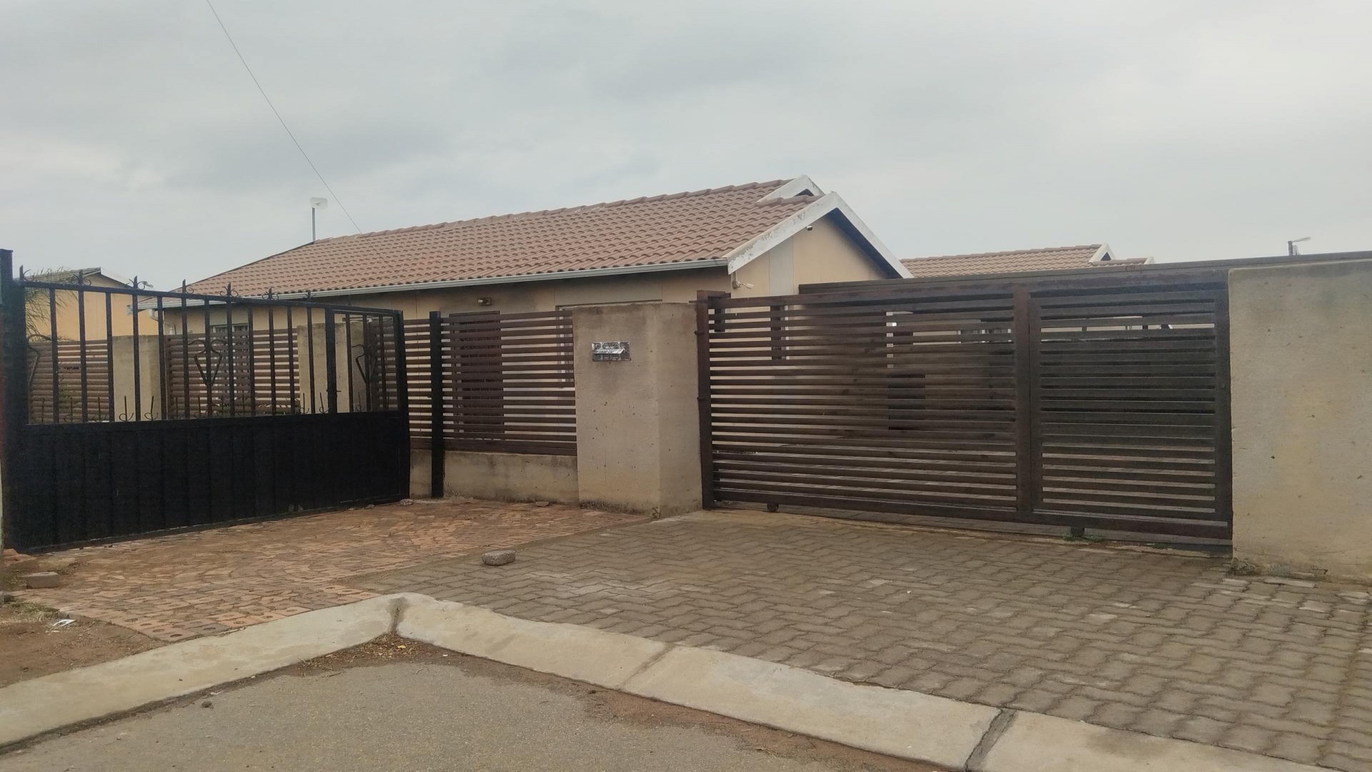 Front View of property in Savanna City