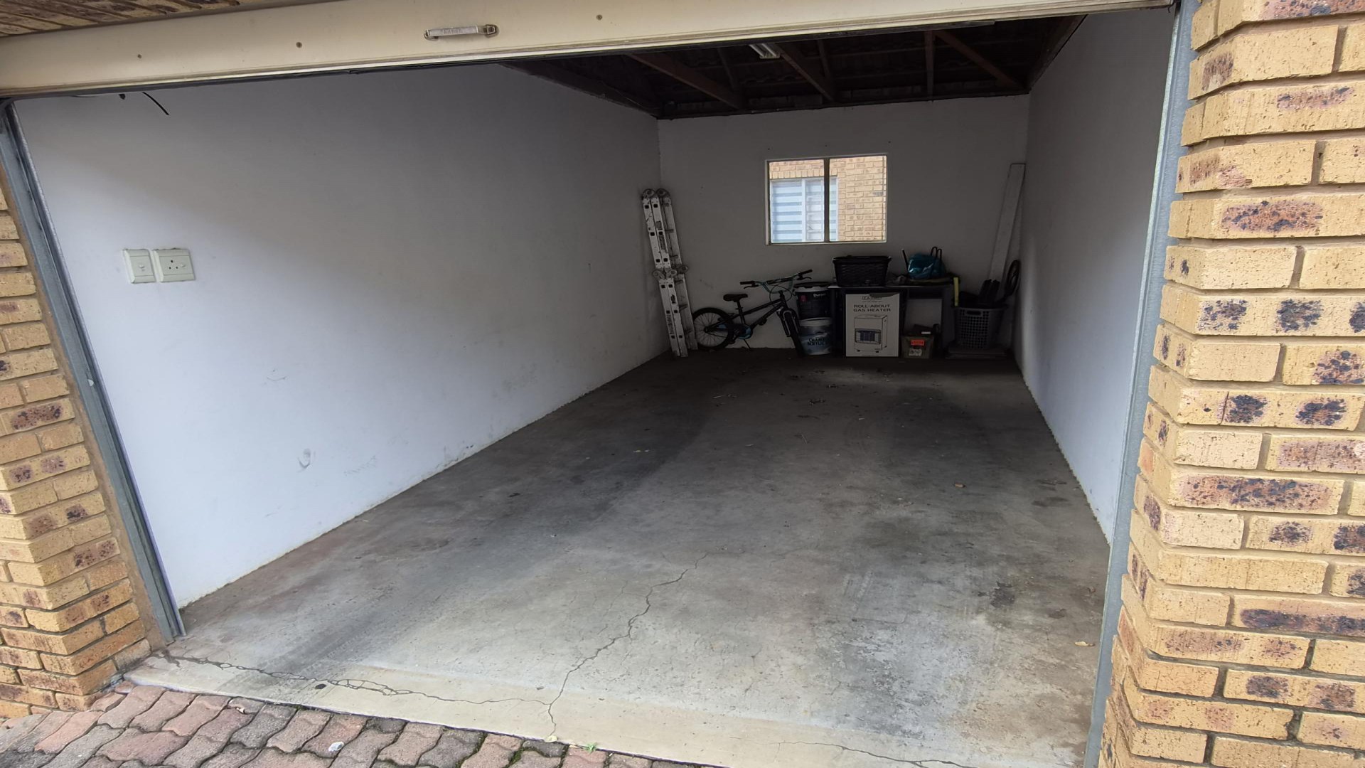 Garage of property in Die Hoewes