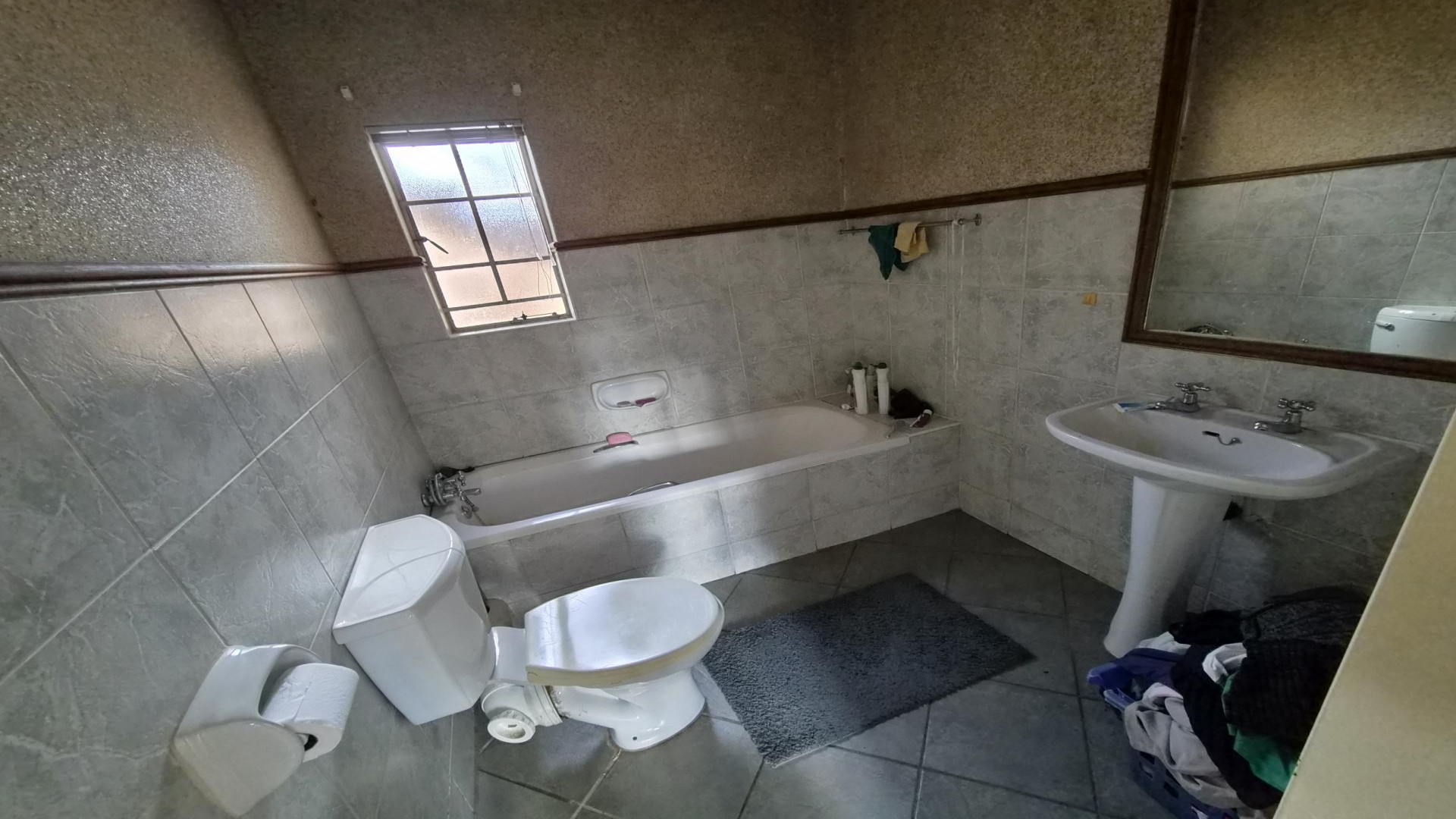 Bathroom 1 of property in Die Hoewes