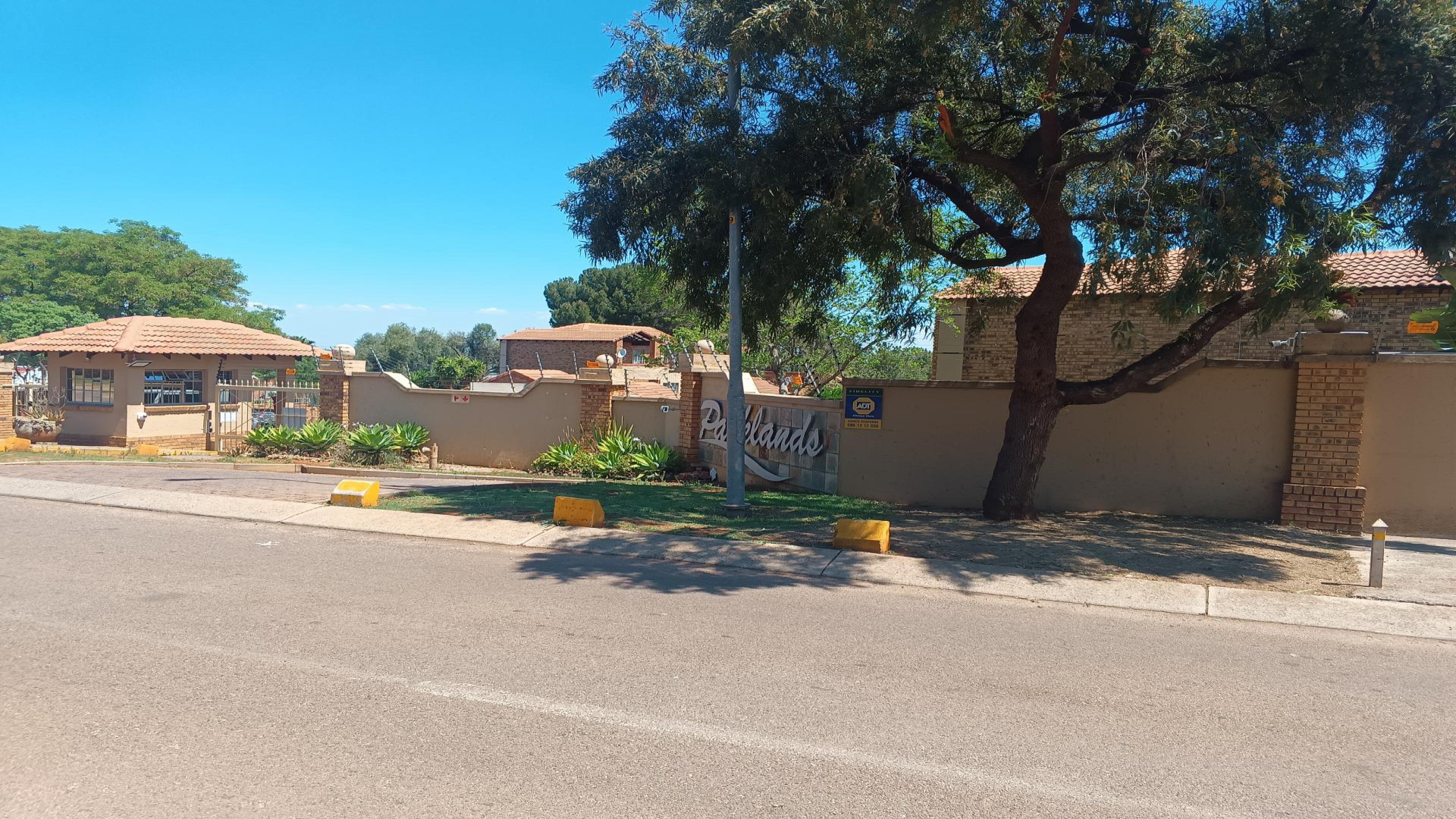 Front View of property in Die Hoewes
