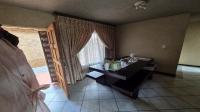 Dining Room of property in Die Hoewes