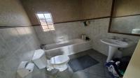 Bathroom 1 of property in Die Hoewes