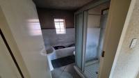 Bathroom 2 of property in Die Hoewes