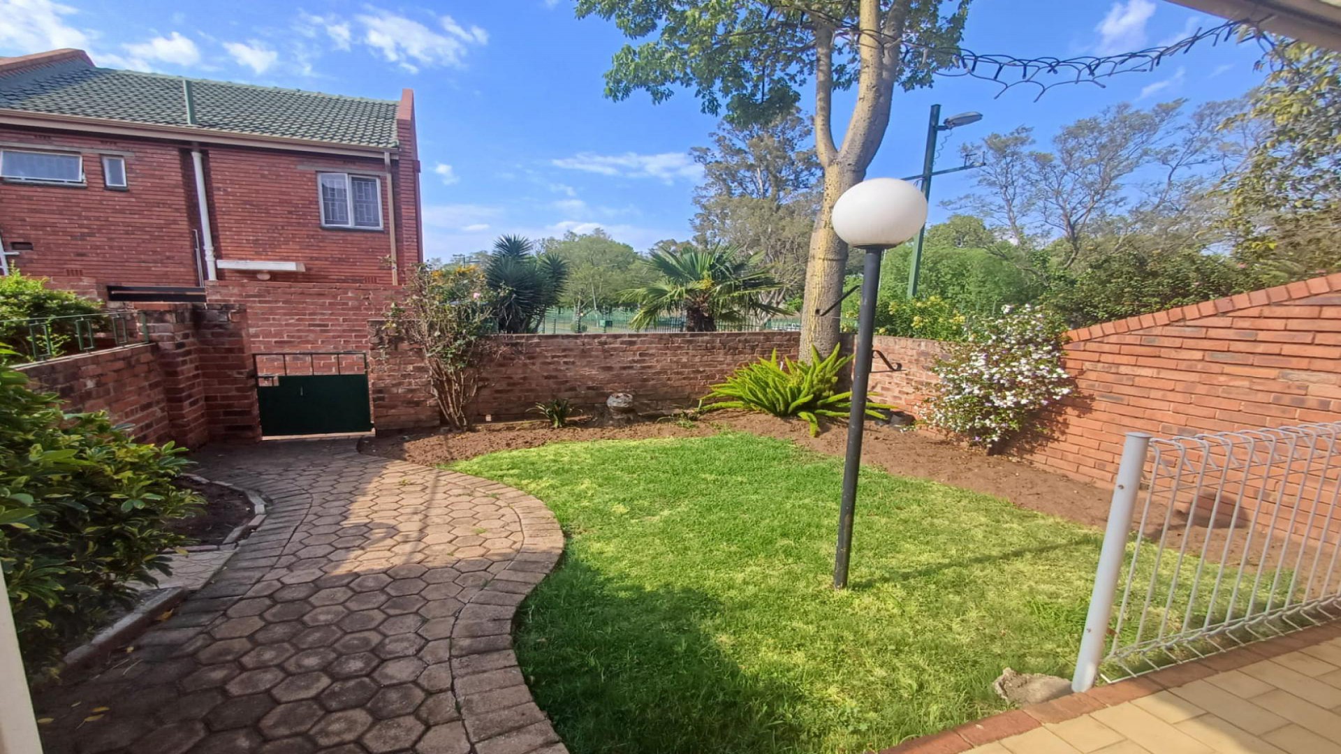Garden of property in Florida Lake
