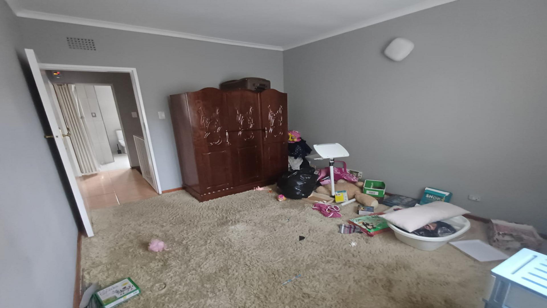 Bed Room 1 of property in Florida Lake