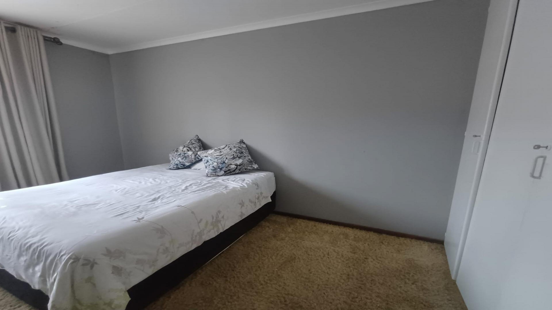 Bed Room 2 of property in Florida Lake