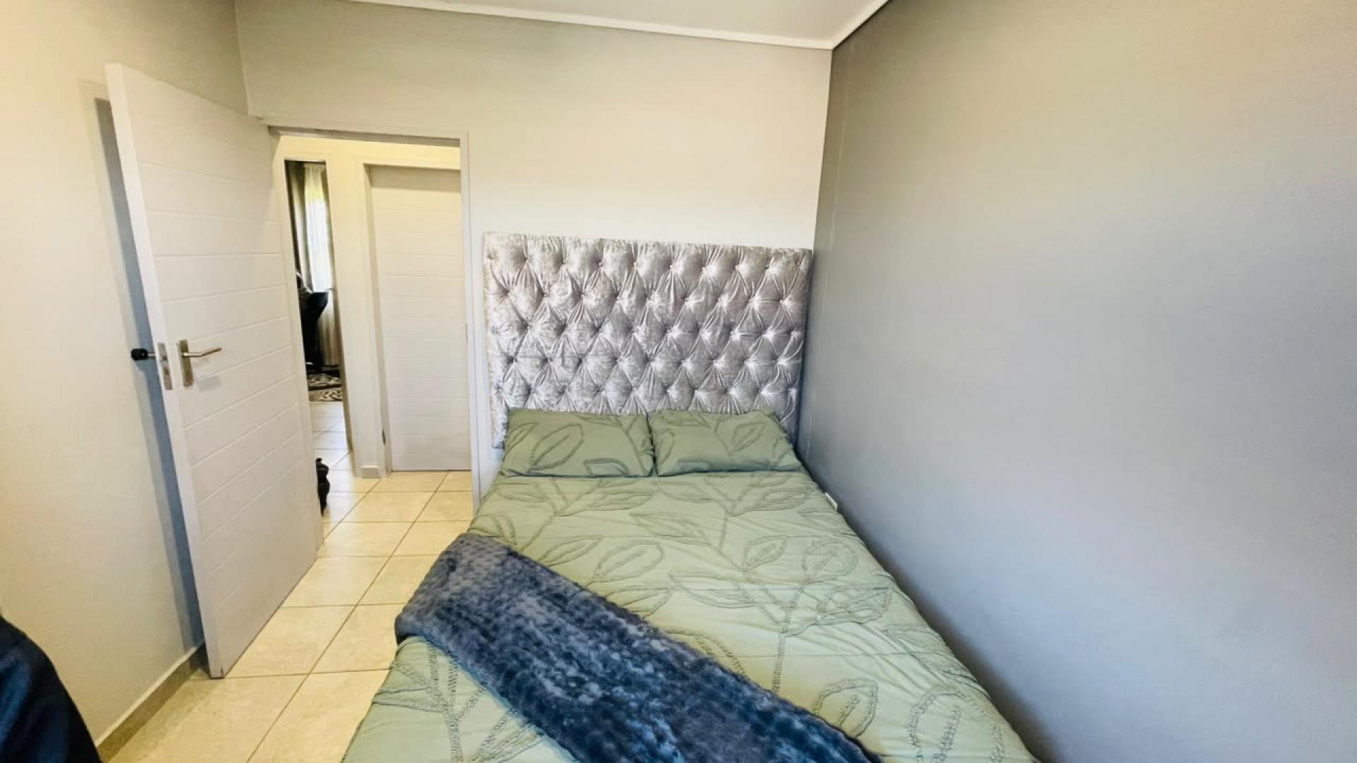 Bed Room 3 of property in Lotus Gardens