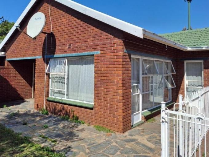 4 Bedroom House for Sale For Sale in Glenvista - MR723803